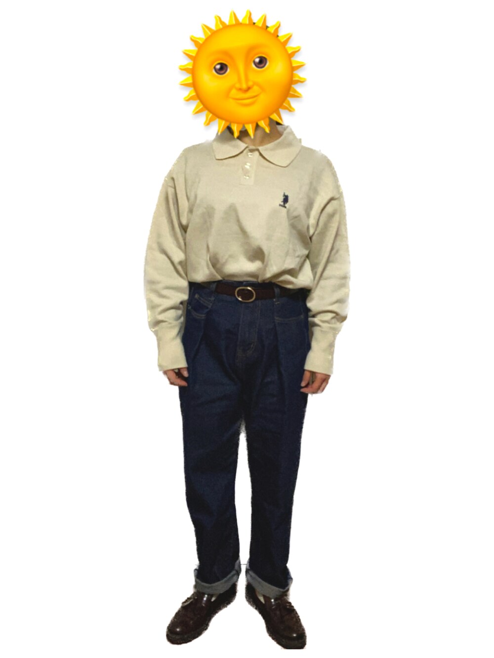 ホワイト系のポロシャツ、ブルー系のデニムジャケット、ブルー系のデニムパンツを着用したレディースの冬コーディネートの2枚目の写真