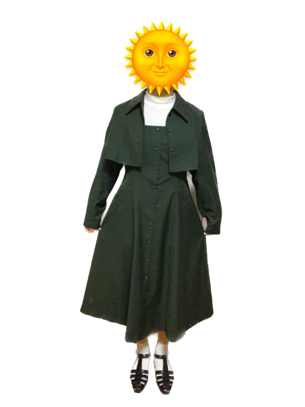 グリーン系のサロペット/オーバーオール、グリーン系のジャケット/アウター、ブラウン系のローファーを着用したレディースの冬コーディネートの4枚目の写真