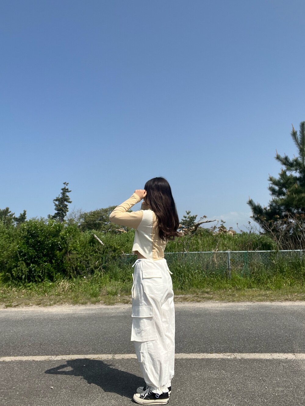 イエロー系のTシャツ/カットソーを着用したレディースの春コーディネートの2枚目の写真