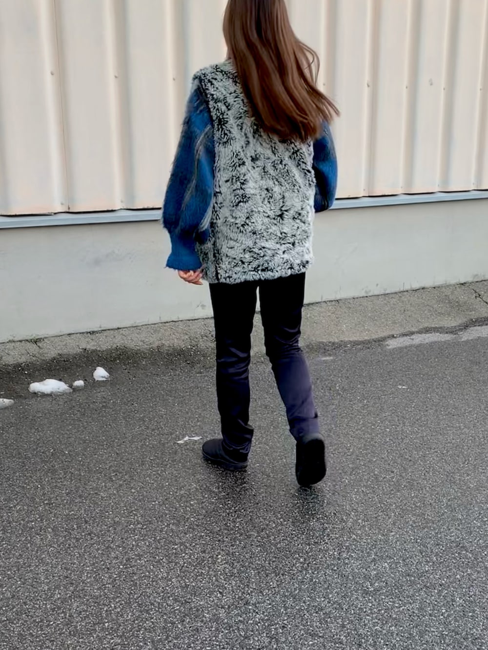 ブラック系のサンダル、ブラック系のその他パンツ、ブルー系のニット/セーターを着用したレディースの冬コーディネートの2枚目の写真