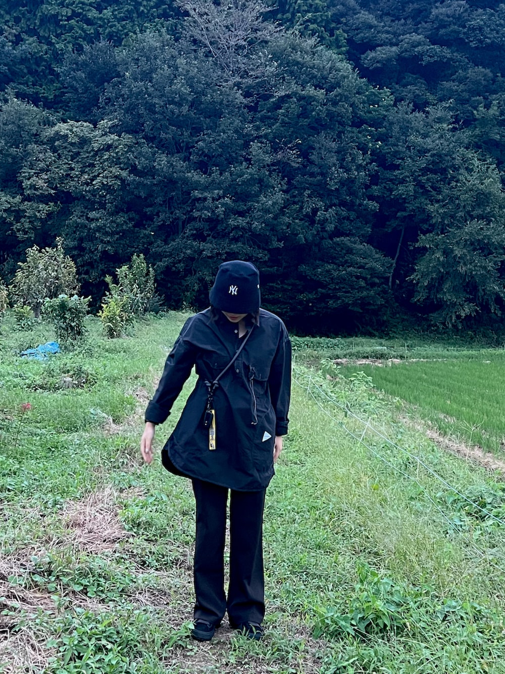 ブラック系のハットを着用したレディースの秋コーディネートの2枚目の写真