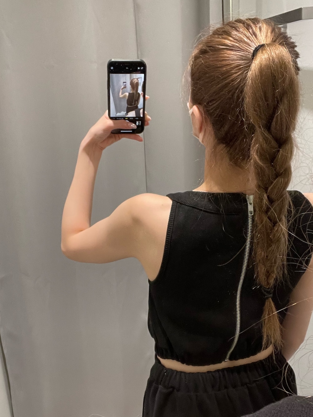 ブラック系のつなぎ/オールインワンを着用したレディースの夏コーディネートの3枚目の写真