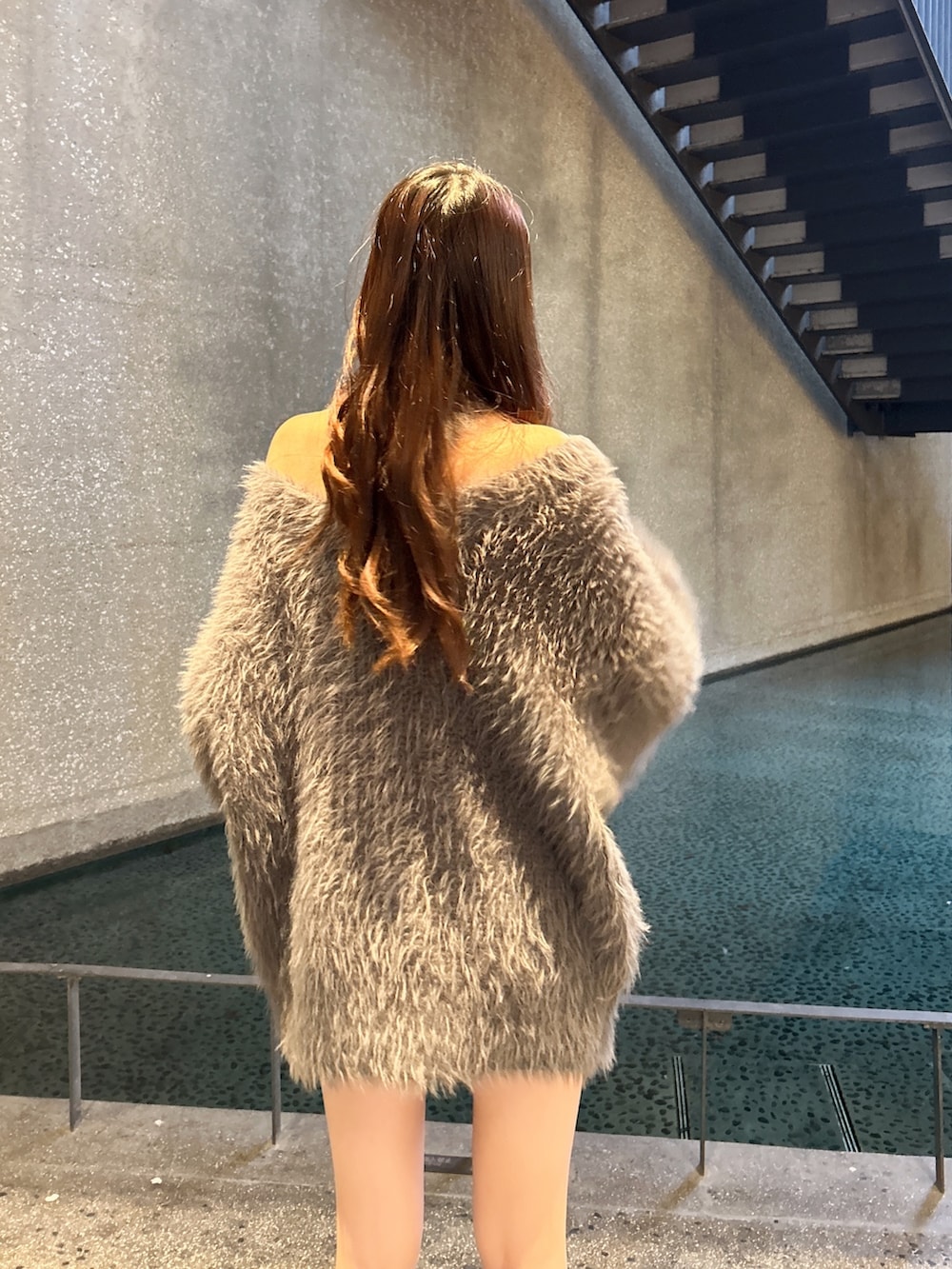 ブラック系のその他シューズ、グレー系のニット/セーター、ブラック系のスカートを着用したレディースの冬コーディネートの6枚目の写真