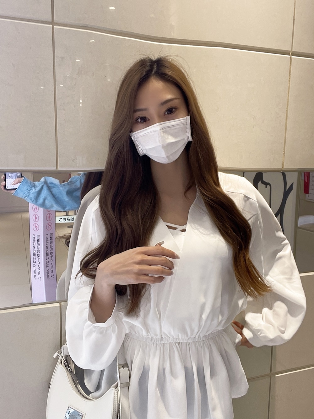 ホワイト系のシャツ/ブラウス、ブルー系のデニムパンツ、ホワイト系のパンプスを着用したレディースの冬コーディネートの4枚目の写真