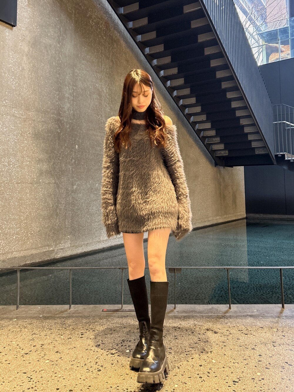 ブラック系のその他シューズ、グレー系のニット/セーター、ブラック系のスカートを着用したレディースの冬コーディネートの3枚目の写真