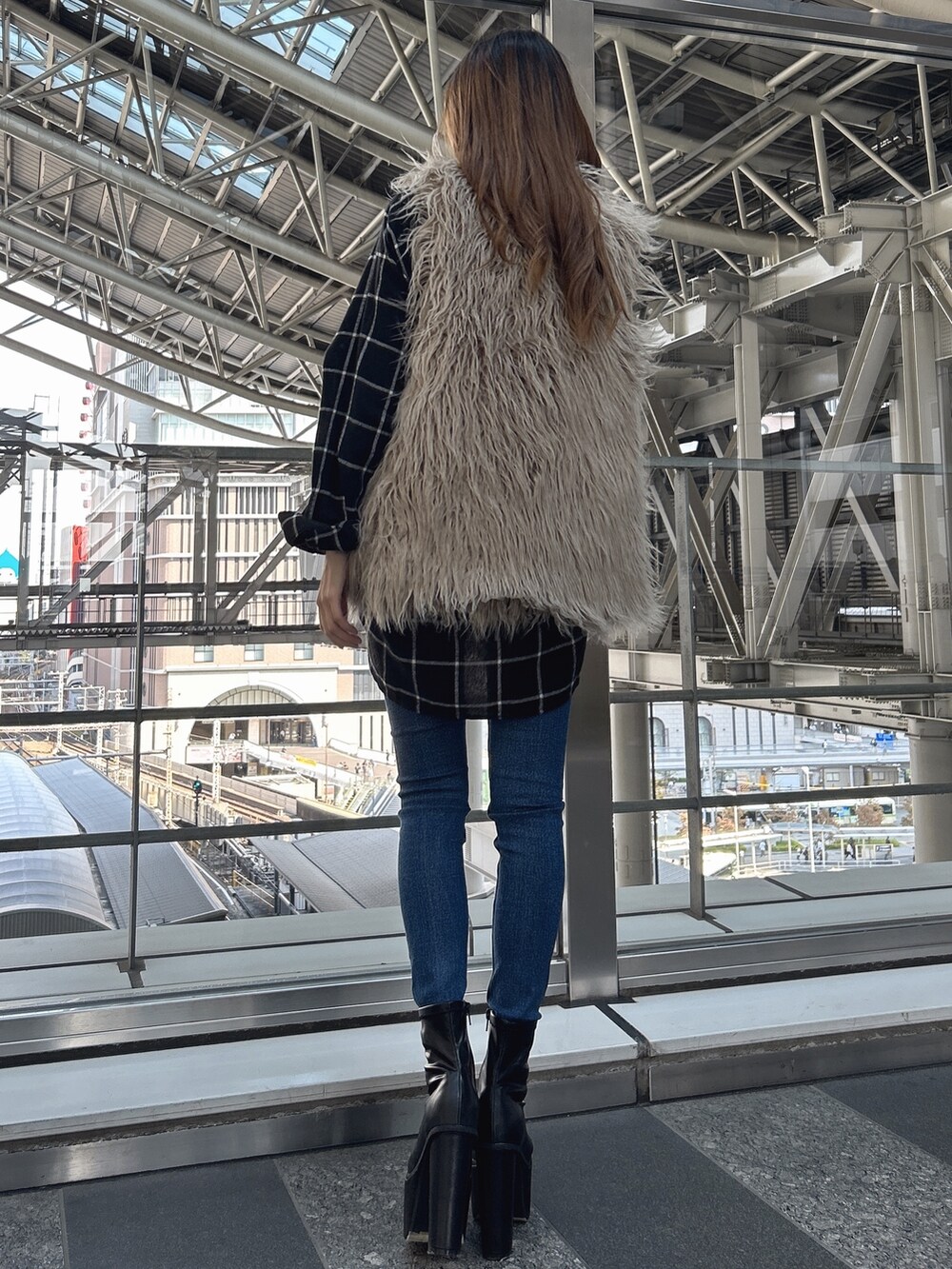 ブラック系のブーツ、その他のベスト、ホワイト系のシャツ/ブラウスを着用したレディースの秋コーディネートの3枚目の写真