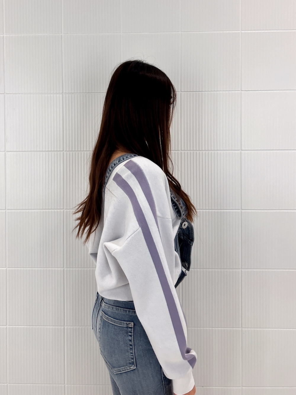 ホワイト系のパンプス、ブルー系のつなぎ/オールインワン、ホワイト系のニット/セーターを着用したレディースの冬コーディネートの6枚目の写真