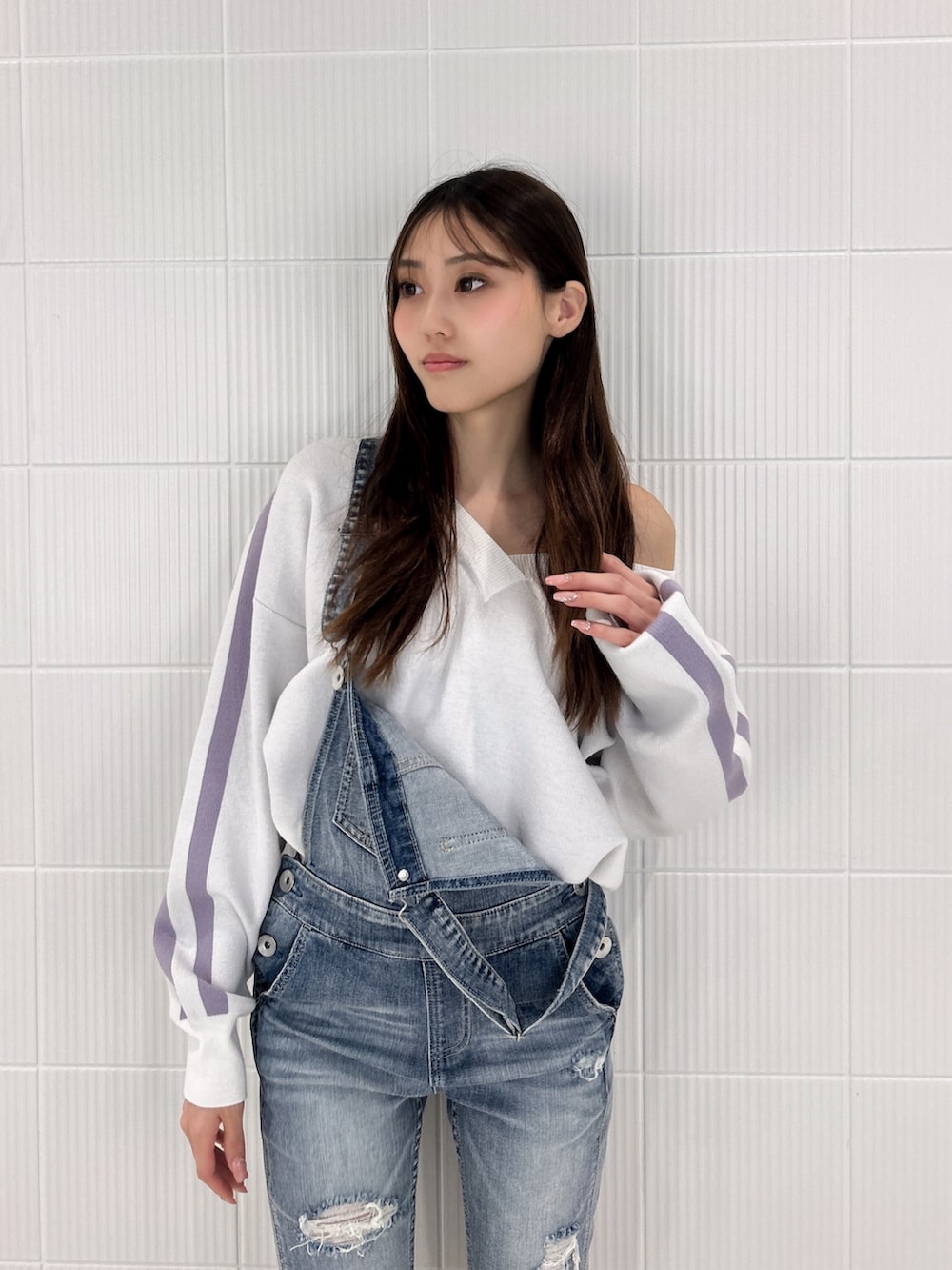 ホワイト系のパンプス、ブルー系のつなぎ/オールインワン、ホワイト系のニット/セーターを着用したレディースの冬コーディネートの4枚目の写真