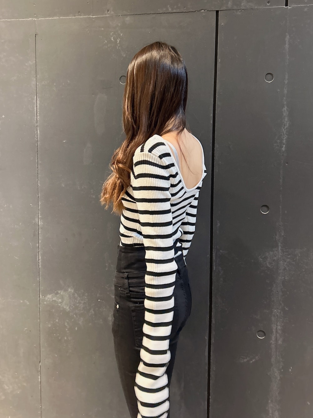 ブラック系のブーツ、ブラック系のニット/セーター、ブラック系のパンプスを着用したレディースの冬コーディネートの7枚目の写真