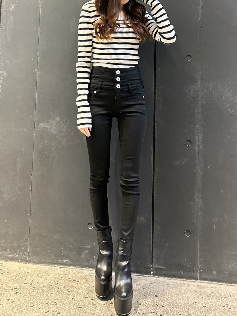 ブラック系のブーツ、ブラック系のニット/セーター、ブラック系のパンプスを着用したレディースの冬コーディネートの4枚目の写真