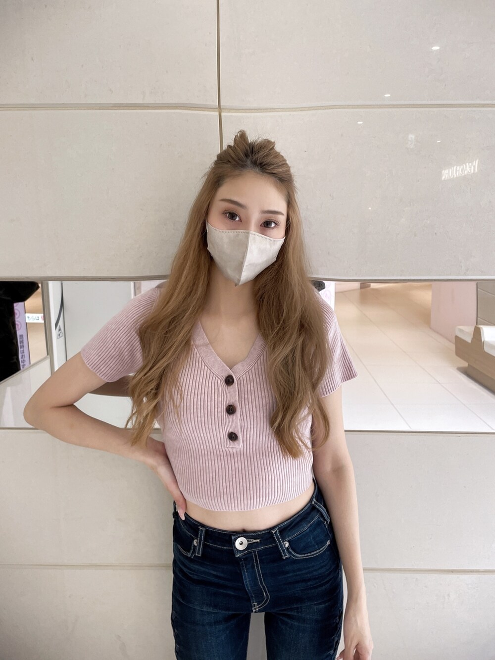 ピンク系のニット/セーター、ブルー系のデニムパンツを着用したレディースの春コーディネートの4枚目の写真