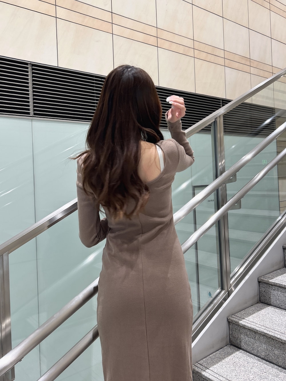 ベージュ系のワンピース、ホワイト系のパンプスを着用したレディースの秋コーディネートの8枚目の写真