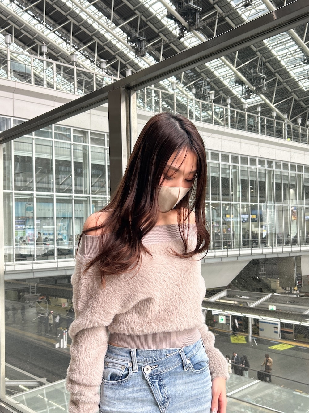 ベージュ系のニット/セーター、ブルー系のデニムパンツ、ブラック系のパンプスを着用したレディースの秋コーディネートの6枚目の写真