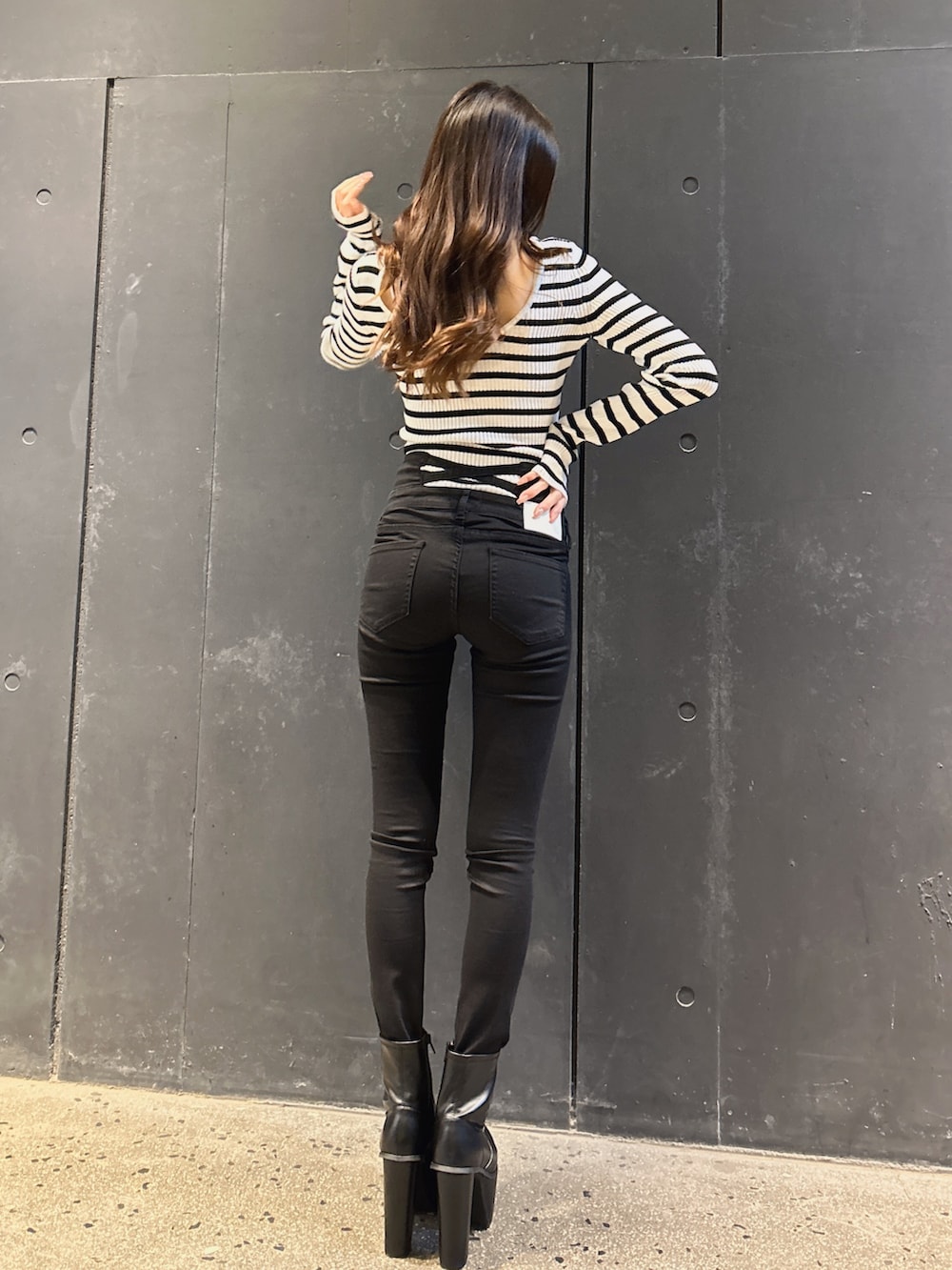 ブラック系のブーツ、ブラック系のニット/セーター、ブラック系のパンプスを着用したレディースの冬コーディネートの3枚目の写真