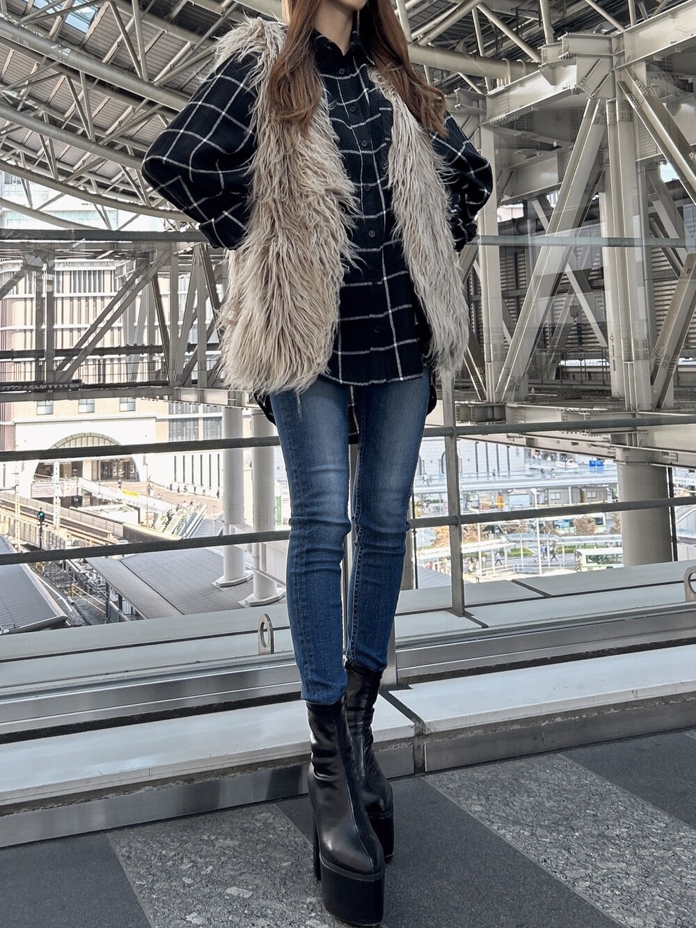 ブラック系のブーツ、その他のベスト、ホワイト系のシャツ/ブラウスを着用したレディースの秋コーディネートの2枚目の写真