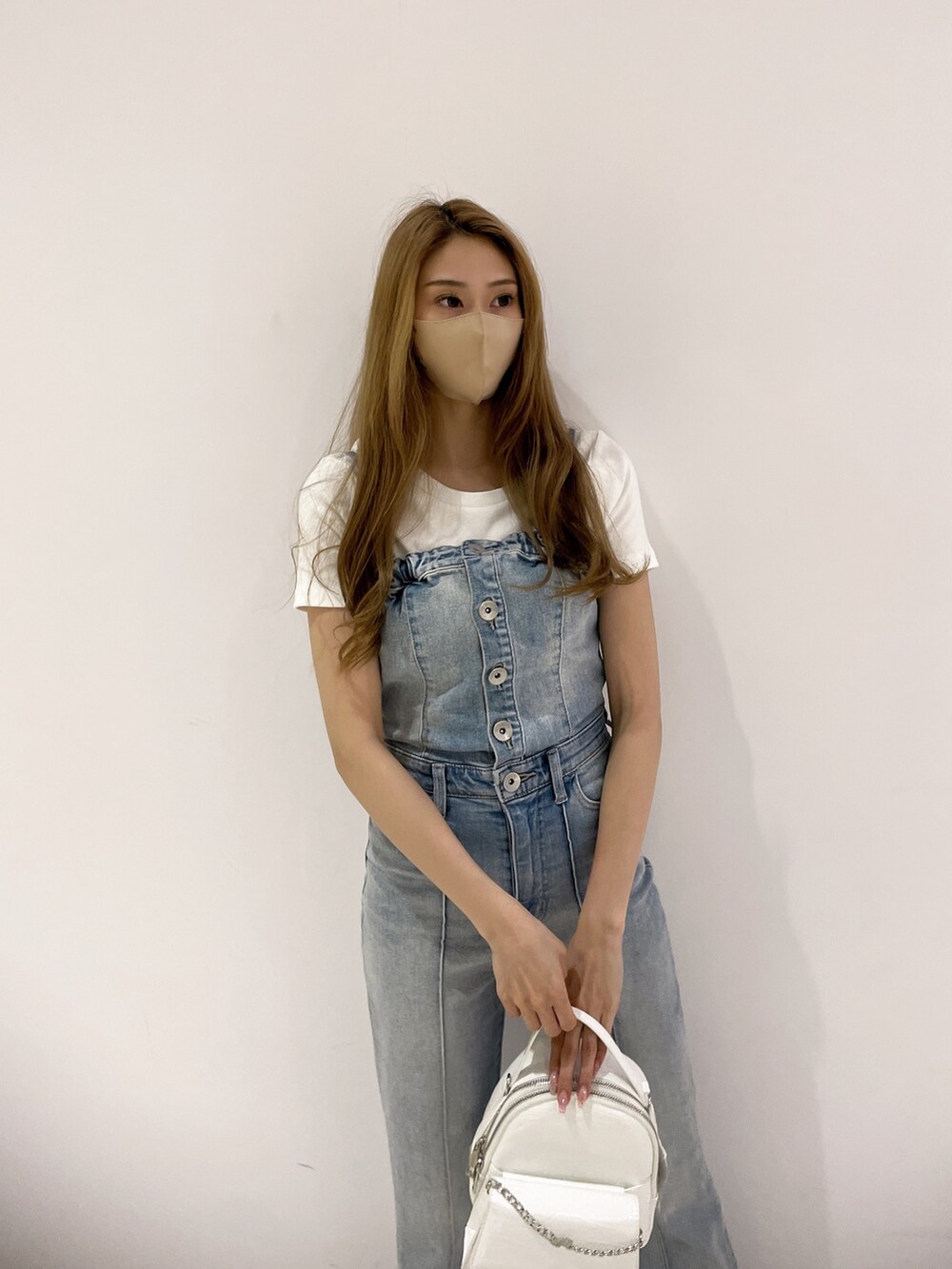 ブルー系のサロペット/オーバーオール、ホワイト系のTシャツ/カットソー、ブラック系のバックパック/リュックを着用したレディースの春コーディネートの7枚目の写真