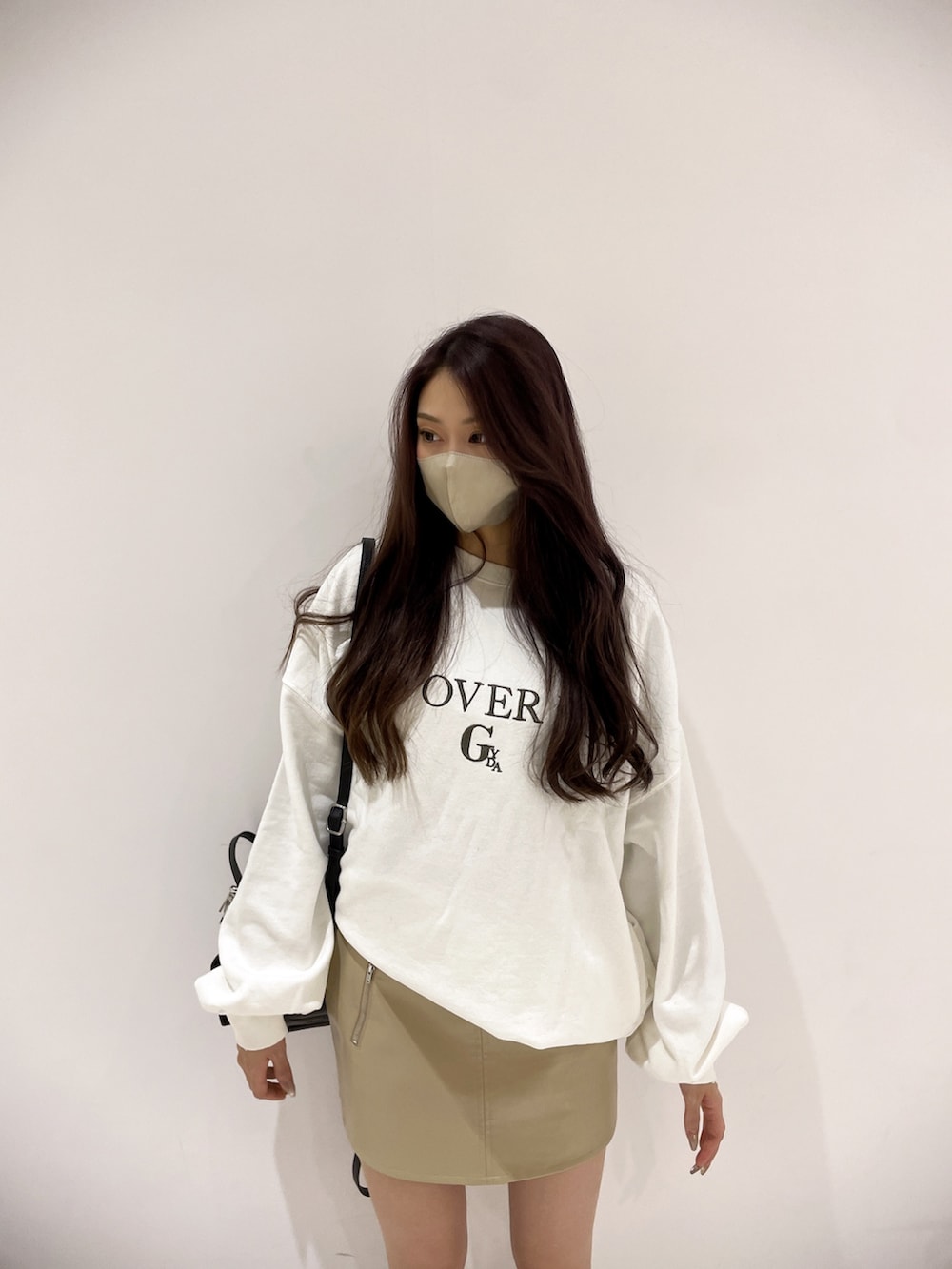 ホワイト系のスウェット、ホワイト系のスカート、ベージュ系のスカートを着用したレディースの冬コーディネートの4枚目の写真