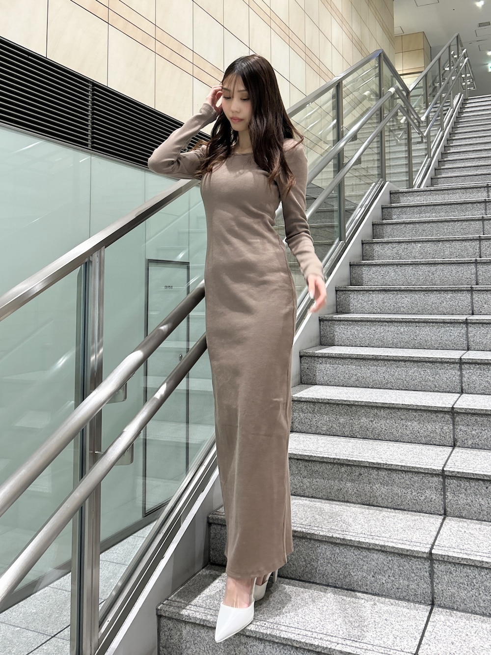 ベージュ系のワンピース、ホワイト系のパンプスを着用したレディースの秋コーディネートの2枚目の写真