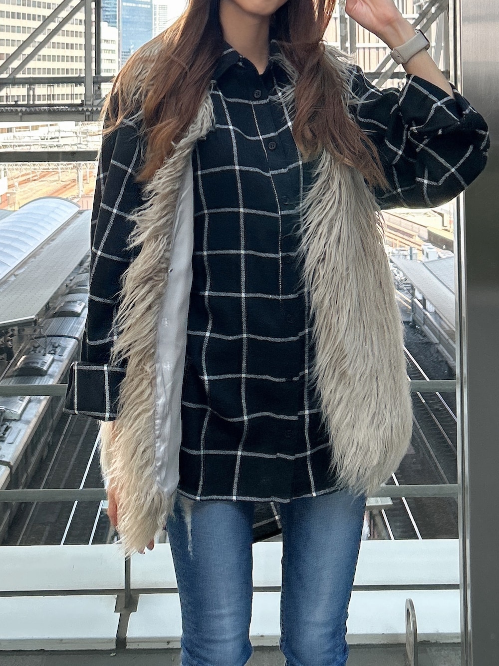 ブラック系のブーツ、その他のベスト、ホワイト系のシャツ/ブラウスを着用したレディースの秋コーディネートの5枚目の写真