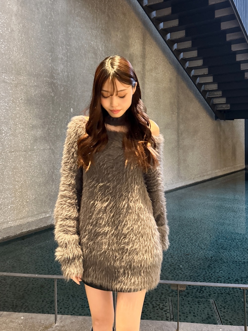 ブラック系のその他シューズ、グレー系のニット/セーター、ブラック系のスカートを着用したレディースの冬コーディネートの5枚目の写真