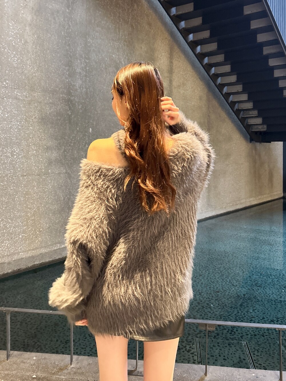 ブラック系のその他シューズ、グレー系のニット/セーター、ブラック系のスカートを着用したレディースの冬コーディネートの4枚目の写真