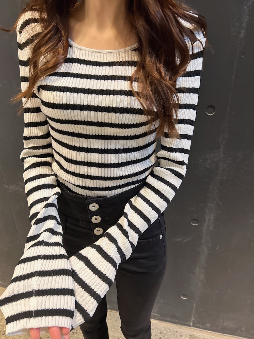 ブラック系のブーツ、ブラック系のニット/セーター、ブラック系のパンプスを着用したレディースの冬コーディネートの9枚目の写真