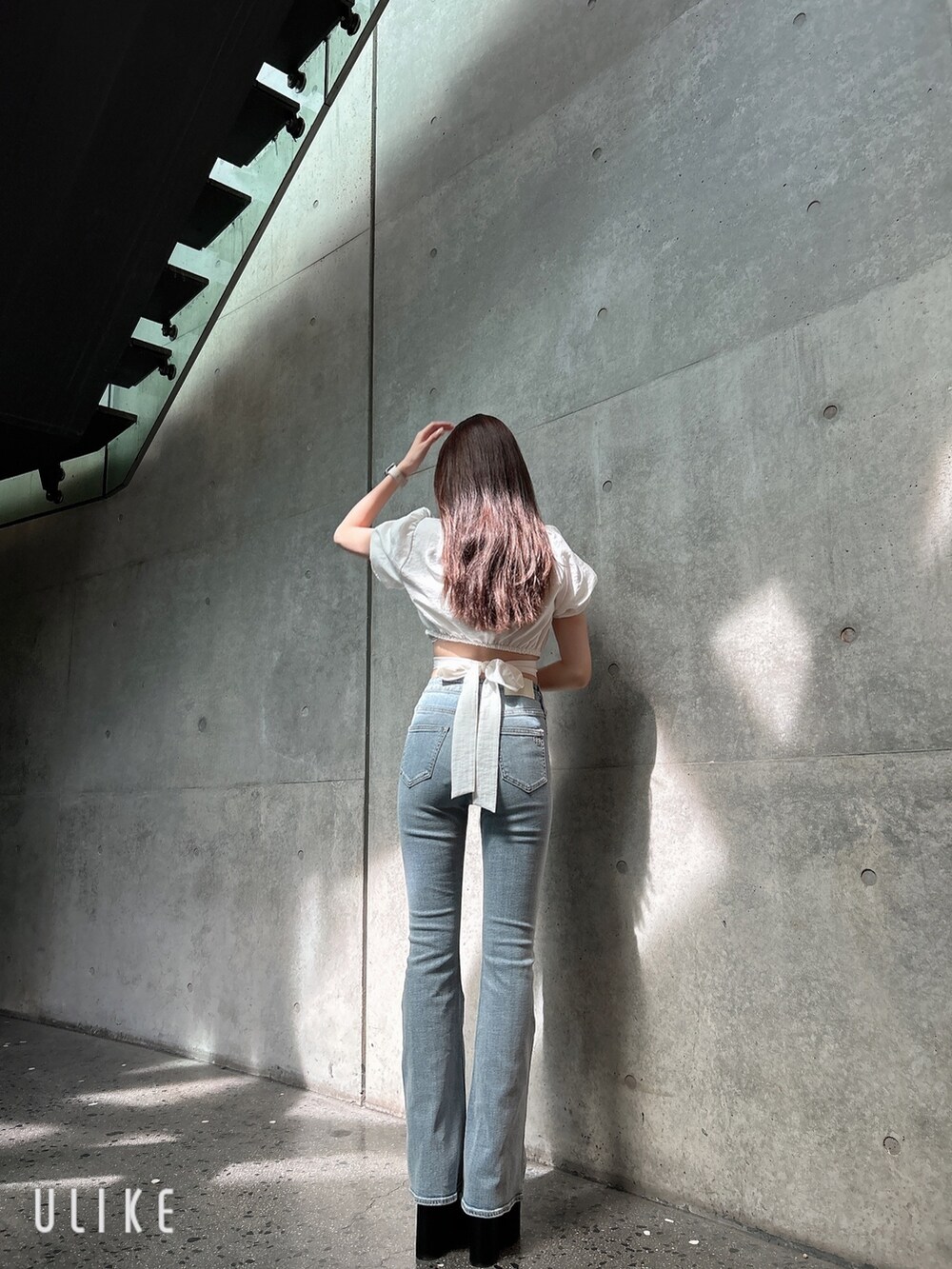 ブルー系のデニムパンツ、ブラック系のサンダル、グリーン系のシャツ/ブラウスを着用したレディースの夏コーディネートの2枚目の写真