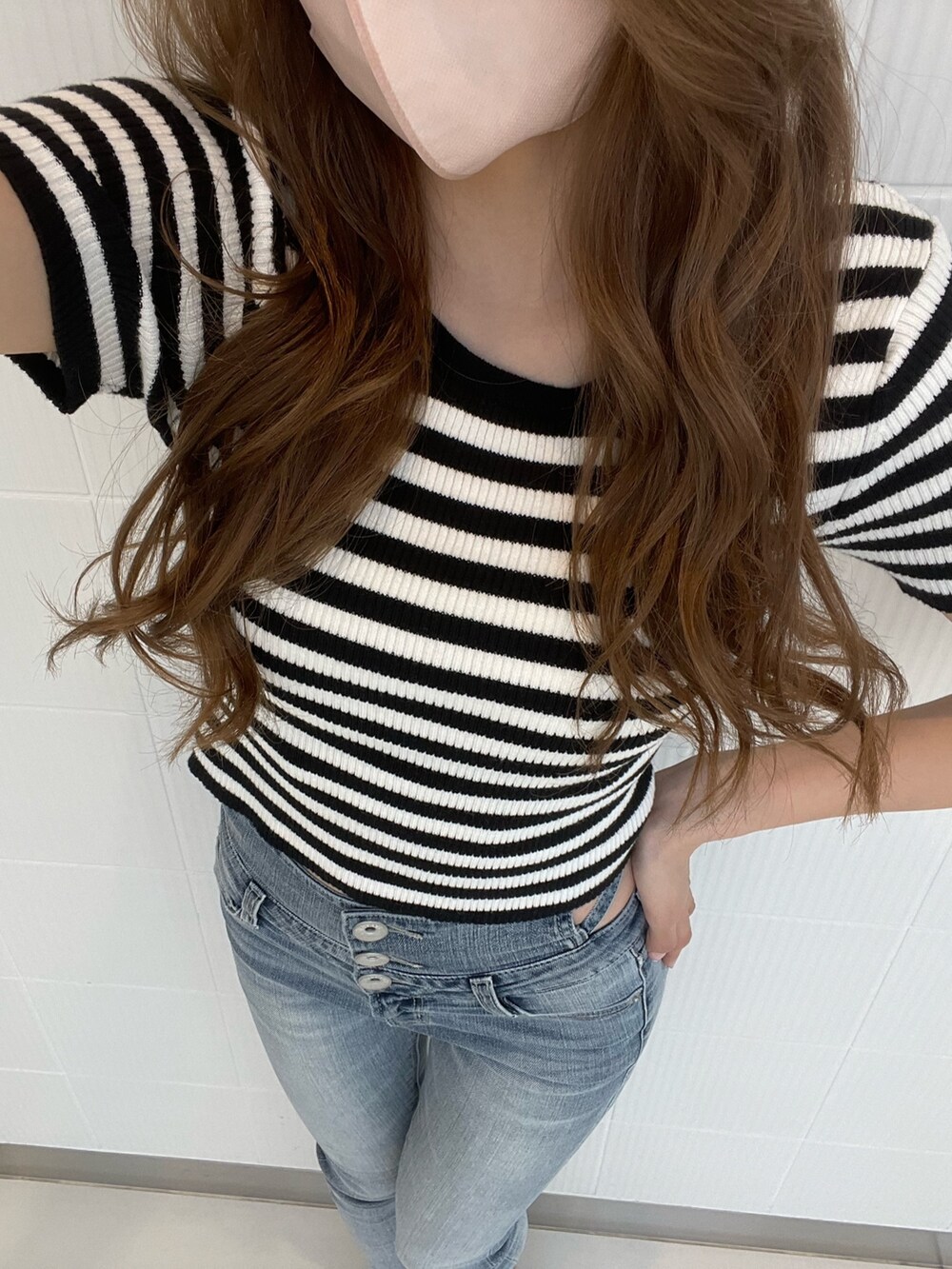 その他のニット/セーター、ブルー系のデニムパンツ、ベージュ系のサンダルを着用したレディースの春コーディネートの5枚目の写真