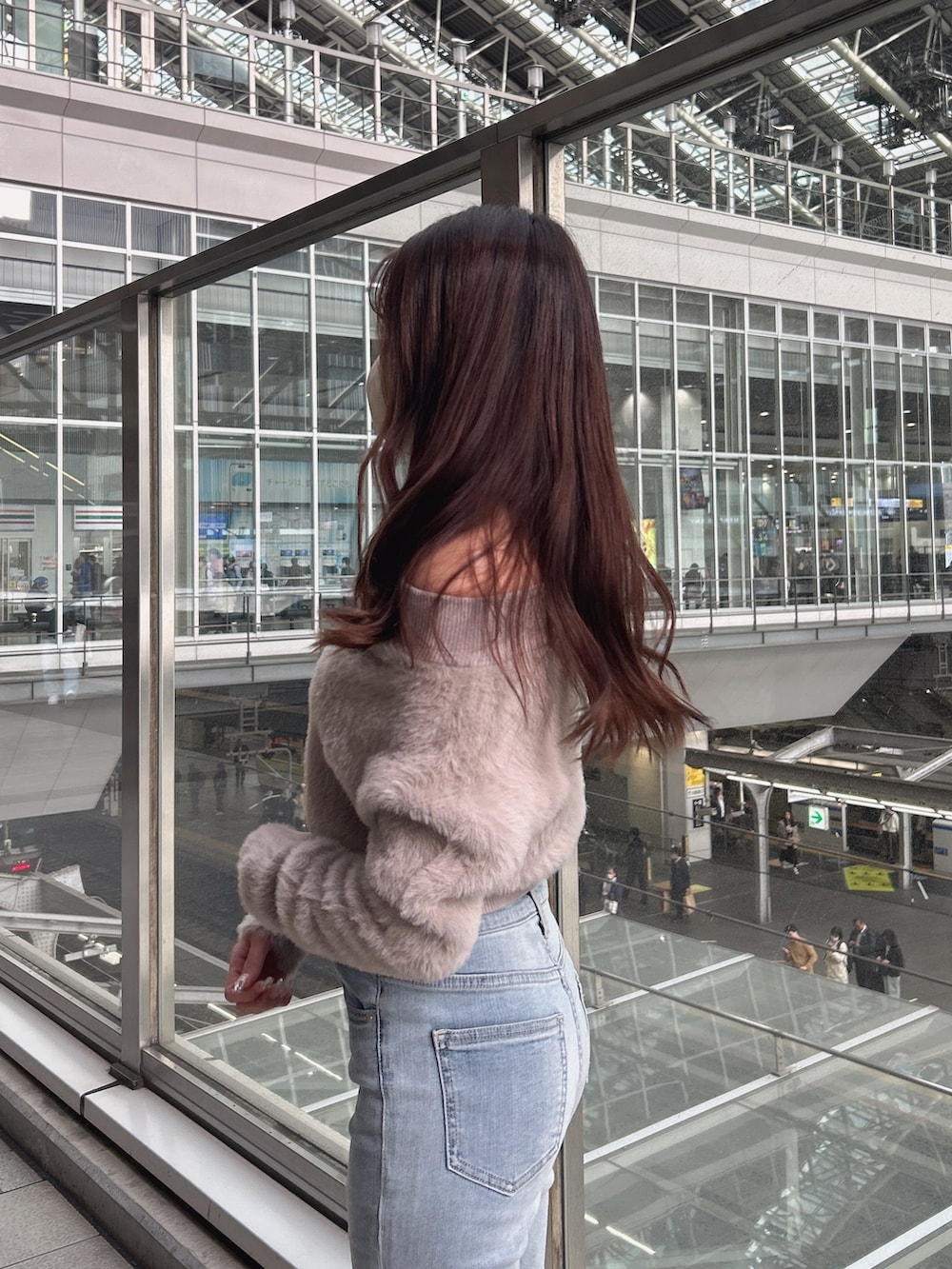 ベージュ系のニット/セーター、ブルー系のデニムパンツ、ブラック系のパンプスを着用したレディースの秋コーディネートの5枚目の写真