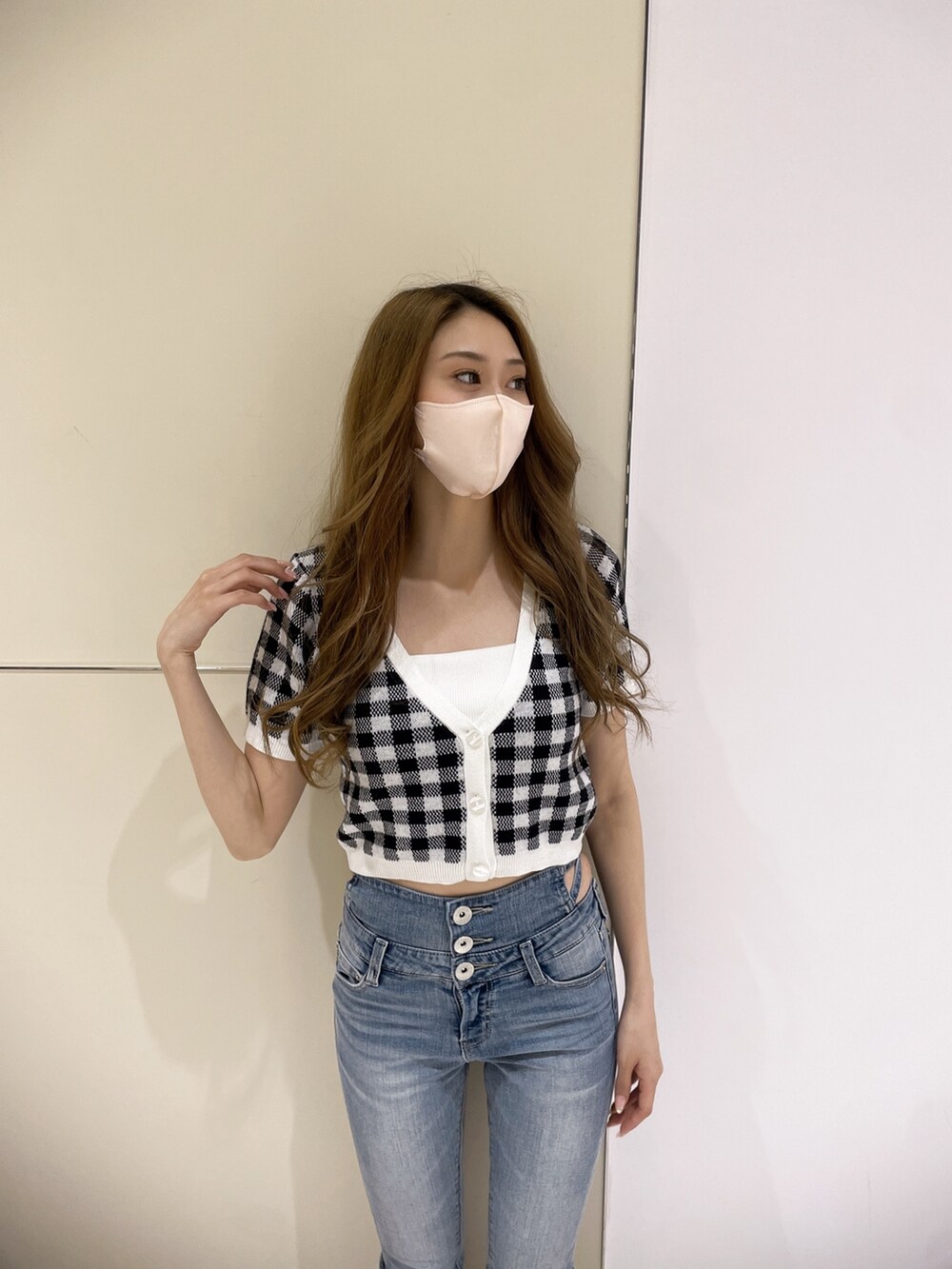 ブルー系のデニムパンツ、ホワイト系のサンダル、ブラック系のカーディガン/ボレロを着用したレディースの春コーディネートの3枚目の写真