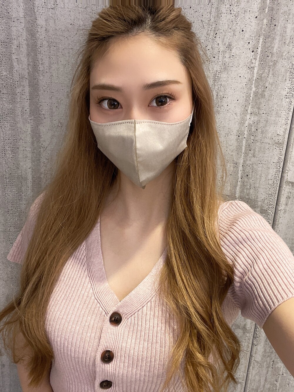 ピンク系のニット/セーター、ブルー系のデニムパンツを着用したレディースの春コーディネートの6枚目の写真