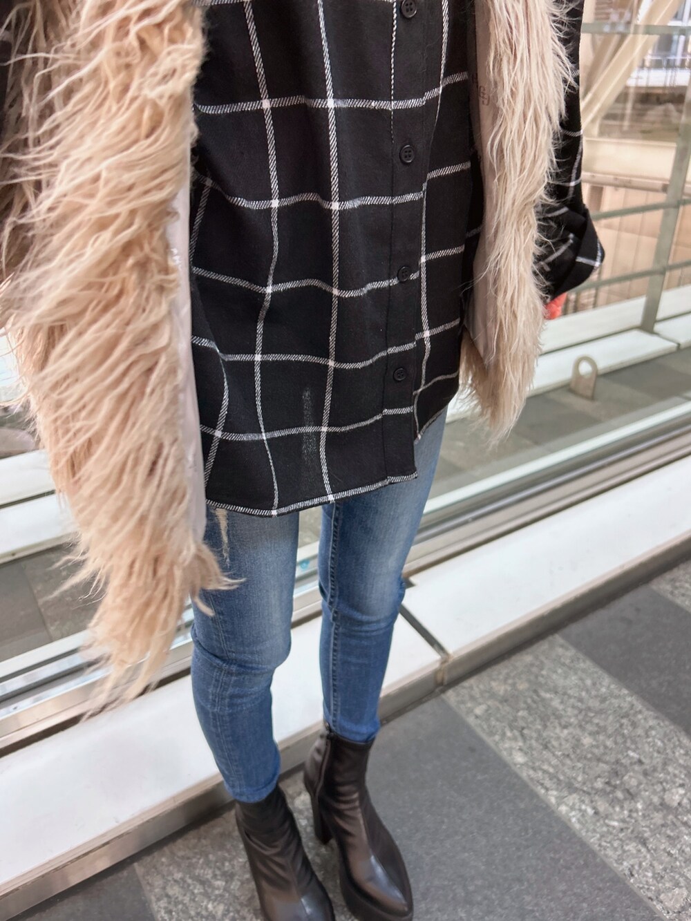 ブラック系のブーツ、その他のベスト、ホワイト系のシャツ/ブラウスを着用したレディースの秋コーディネートの7枚目の写真