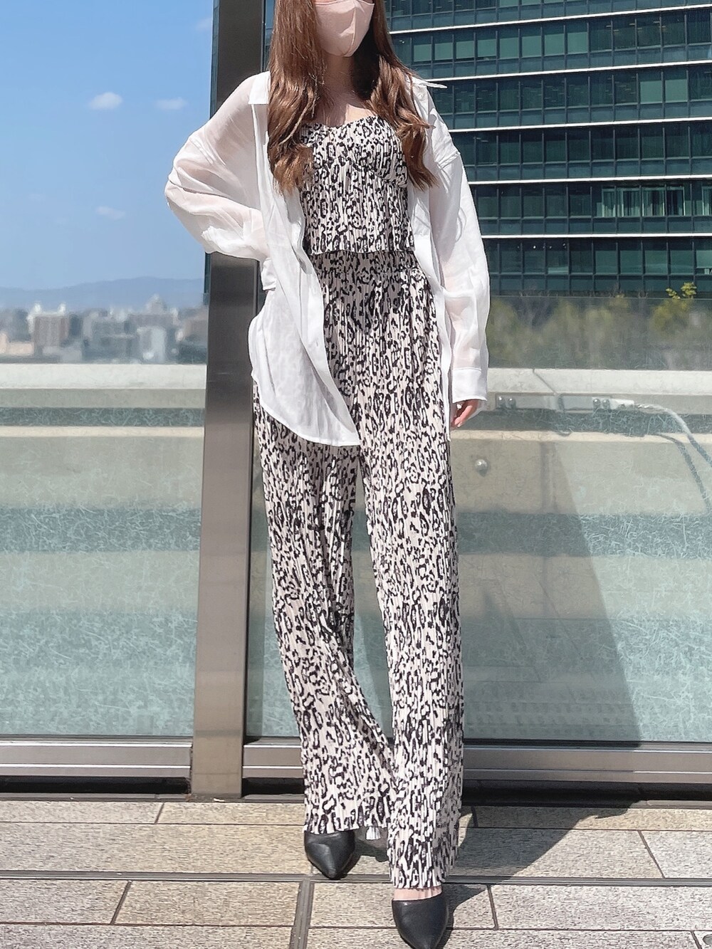 その他のキャミソール、その他のその他パンツ、ホワイト系のシャツ/ブラウスを着用したレディースの春コーディネートの2枚目の写真