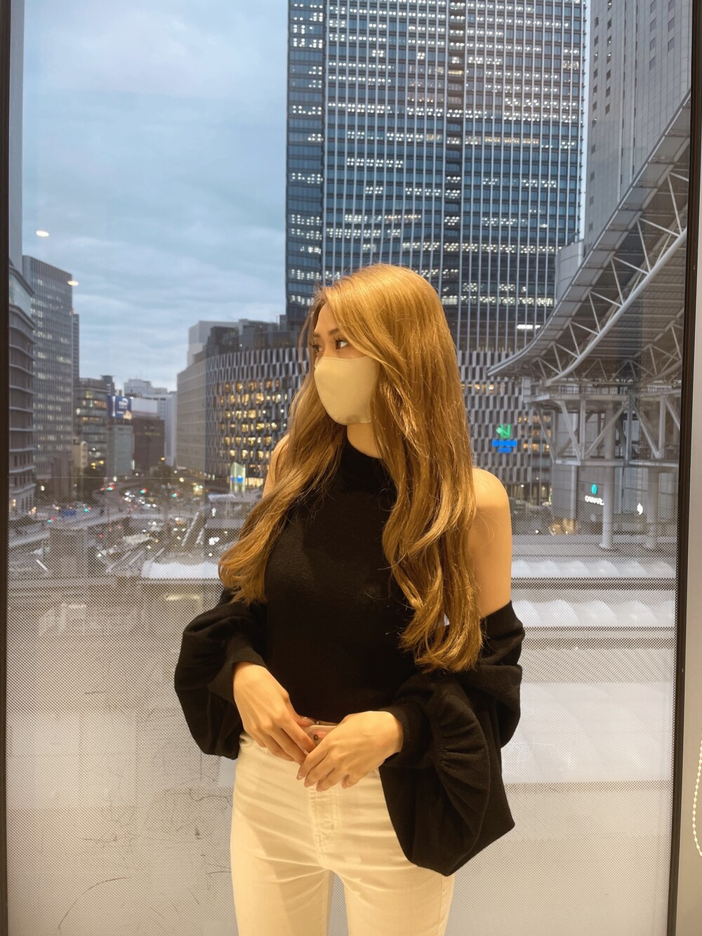 ブラック系のカーディガン/ボレロ、ホワイト系のデニムパンツ、ホワイト系のパンプスを着用したレディースの春コーディネートの5枚目の写真