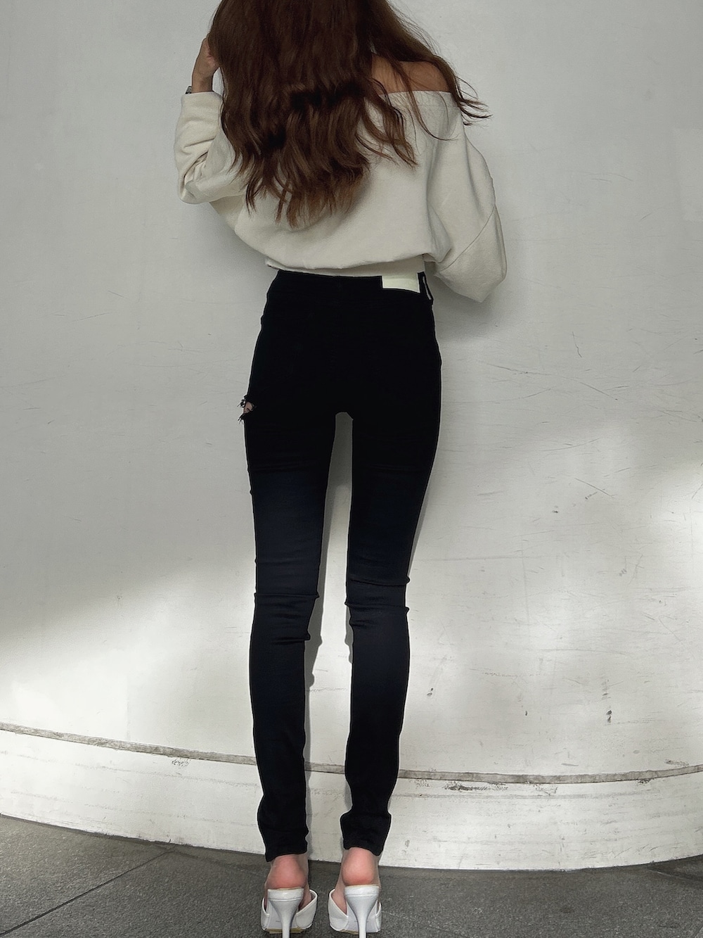 ホワイト系のスウェット、ブラック系のその他パンツ、ホワイト系のパンプスを着用したレディースの夏コーディネートの2枚目の写真