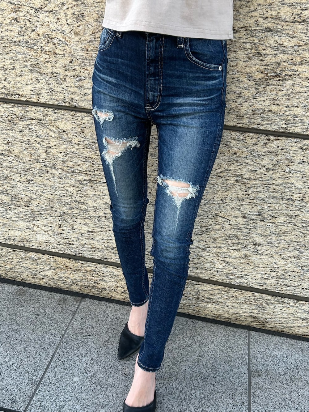 ベージュ系のTシャツ/カットソー、ブルー系のデニムパンツ、ホワイト系のパンプスを着用したレディースの夏コーディネートの4枚目の写真