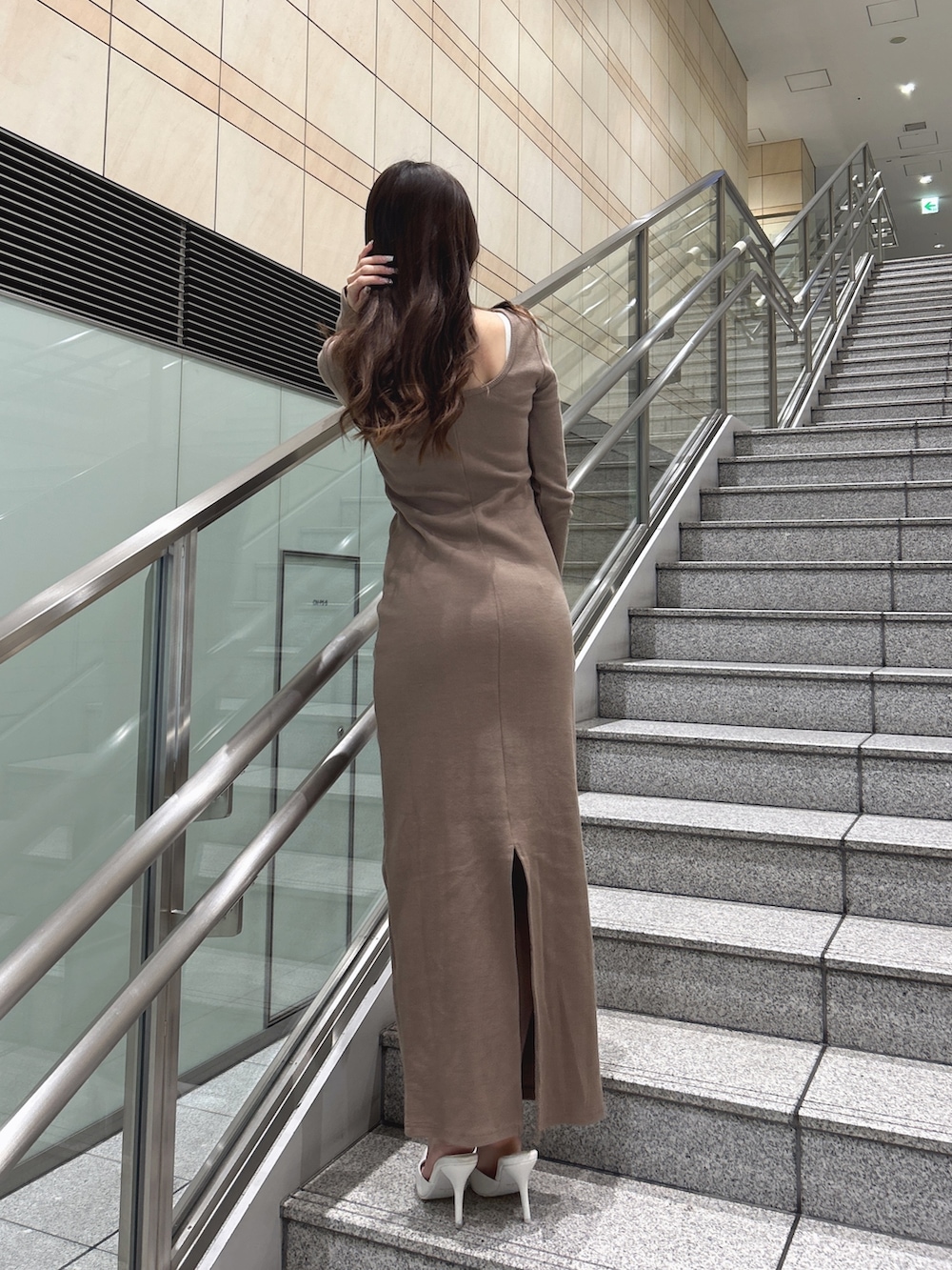 ベージュ系のワンピース、ホワイト系のパンプスを着用したレディースの秋コーディネートの5枚目の写真