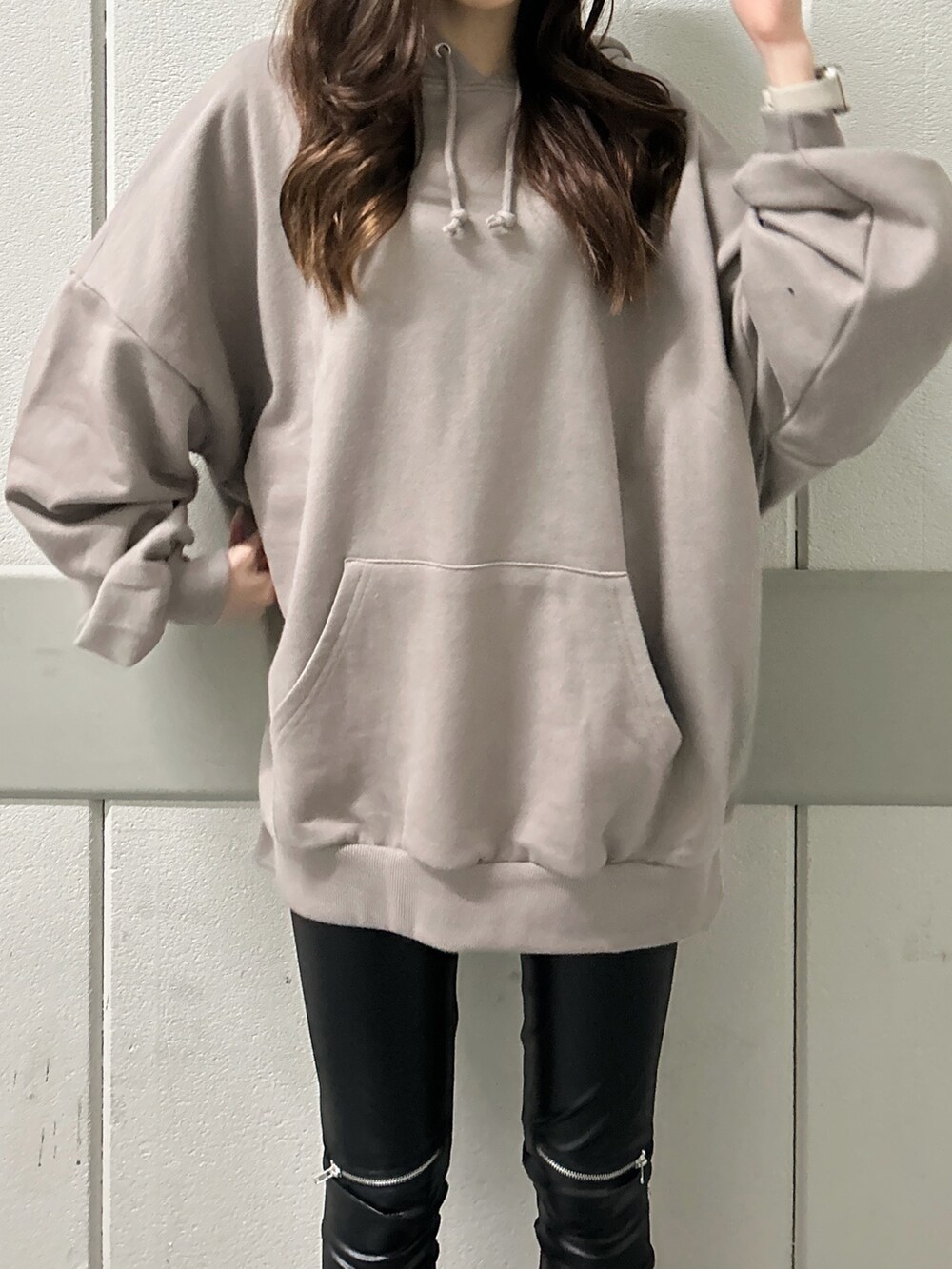 ブラック系のブーツ、ブラック系のその他パンツ、ベージュ系のパーカーを着用したレディースの冬コーディネートの4枚目の写真