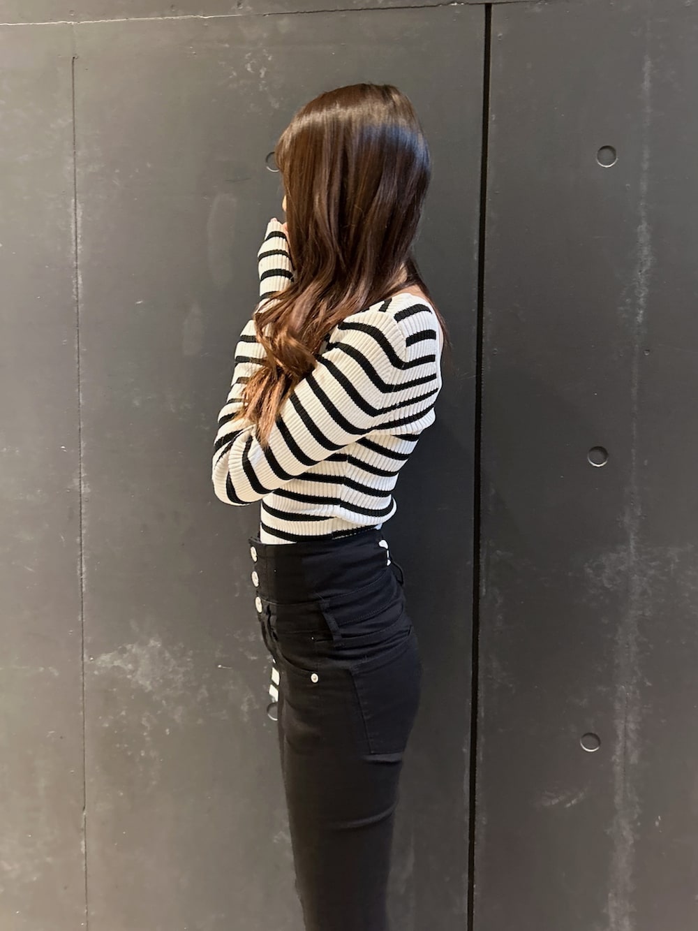 ブラック系のブーツ、ブラック系のニット/セーター、ブラック系のパンプスを着用したレディースの冬コーディネートの6枚目の写真