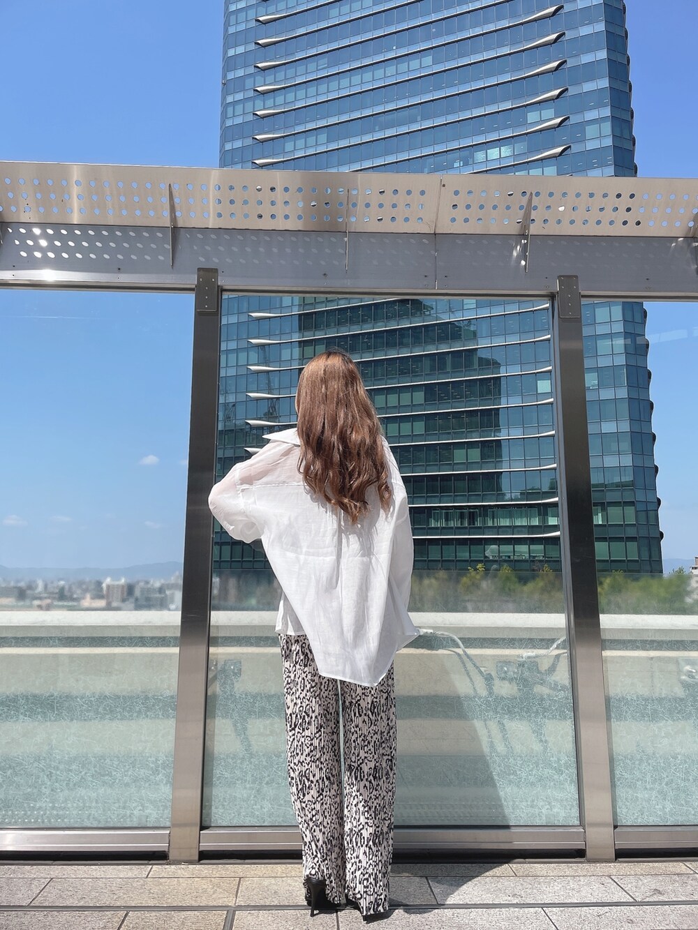 その他のキャミソール、その他のその他パンツ、ホワイト系のシャツ/ブラウスを着用したレディースの春コーディネートの3枚目の写真