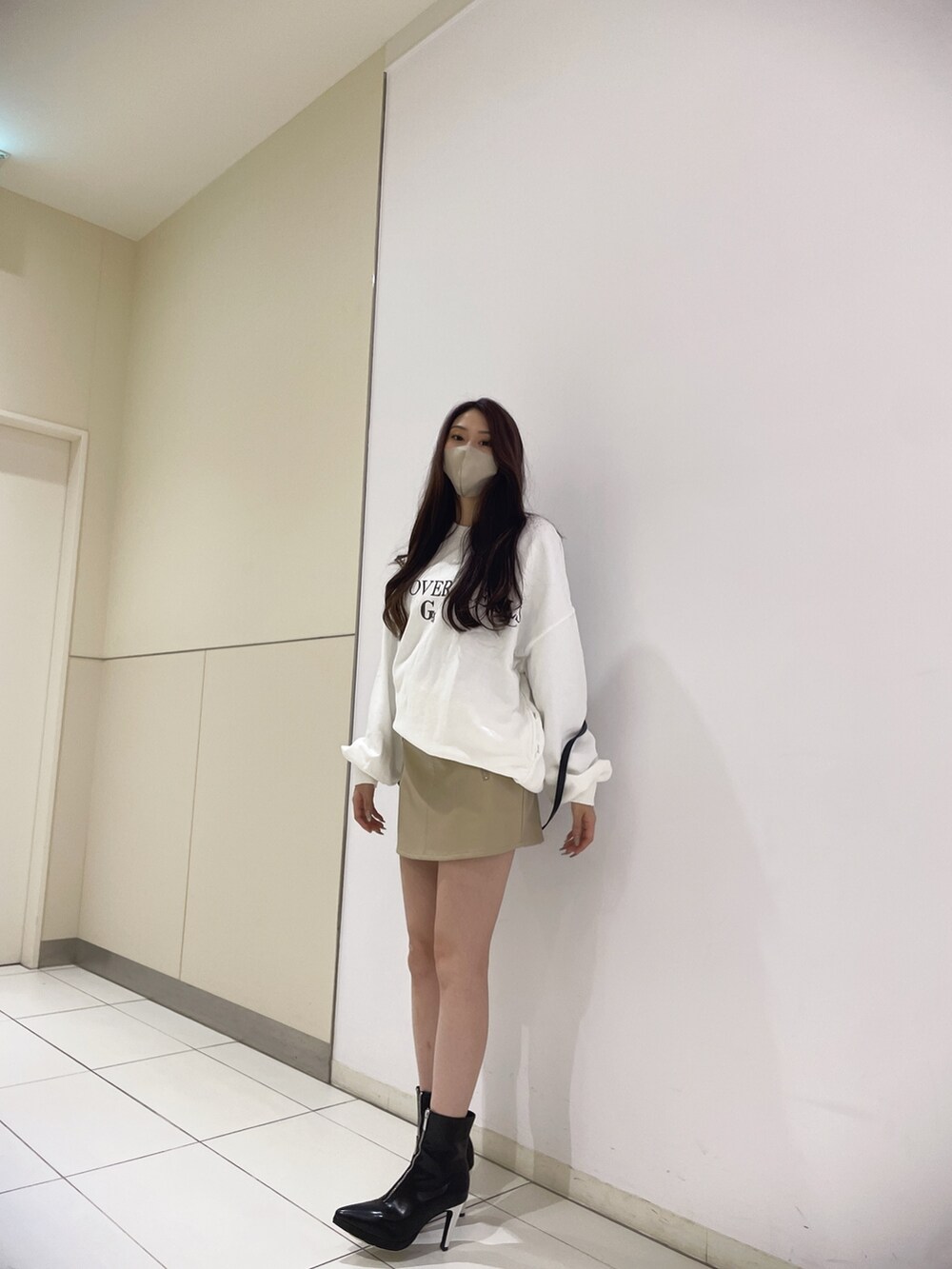 ホワイト系のスウェット、ホワイト系のスカート、ベージュ系のスカートを着用したレディースの冬コーディネートの3枚目の写真