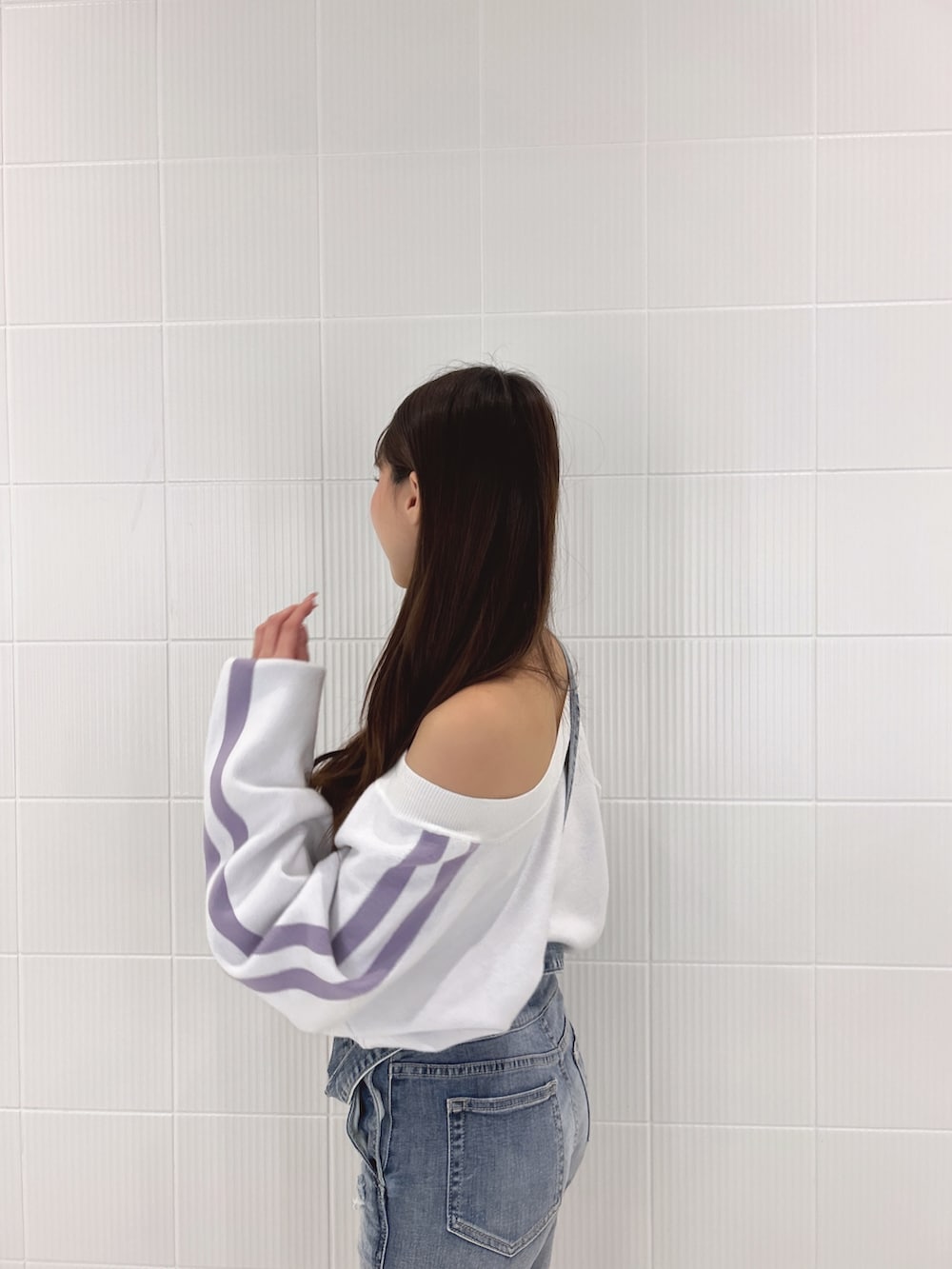 ホワイト系のパンプス、ブルー系のつなぎ/オールインワン、ホワイト系のニット/セーターを着用したレディースの冬コーディネートの5枚目の写真