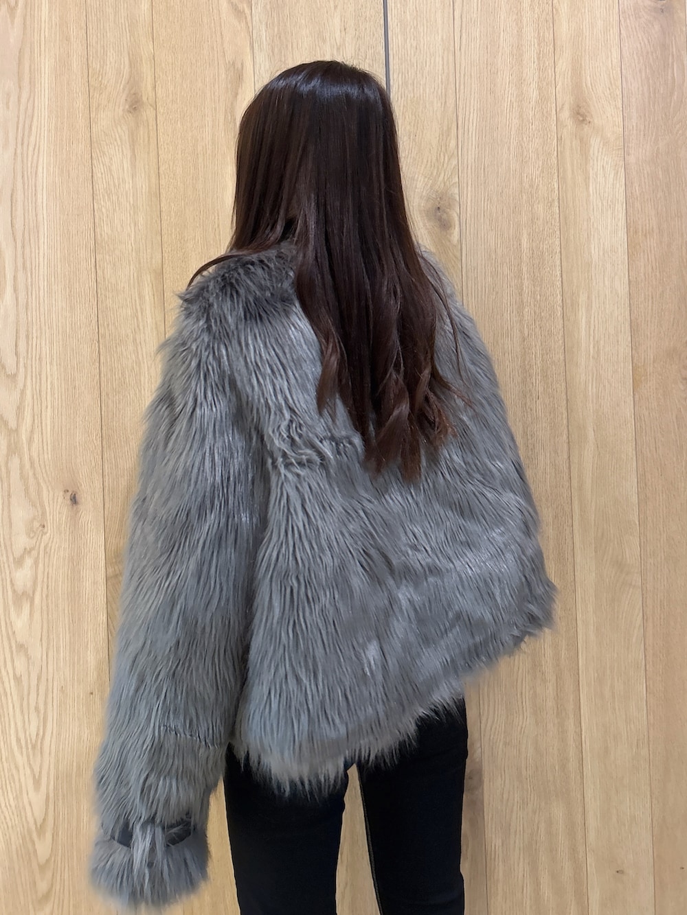 グレー系のライダースジャケット、ホワイト系のTシャツ/カットソー、ブラック系のデニムパンツを着用したレディースの秋コーディネートの5枚目の写真