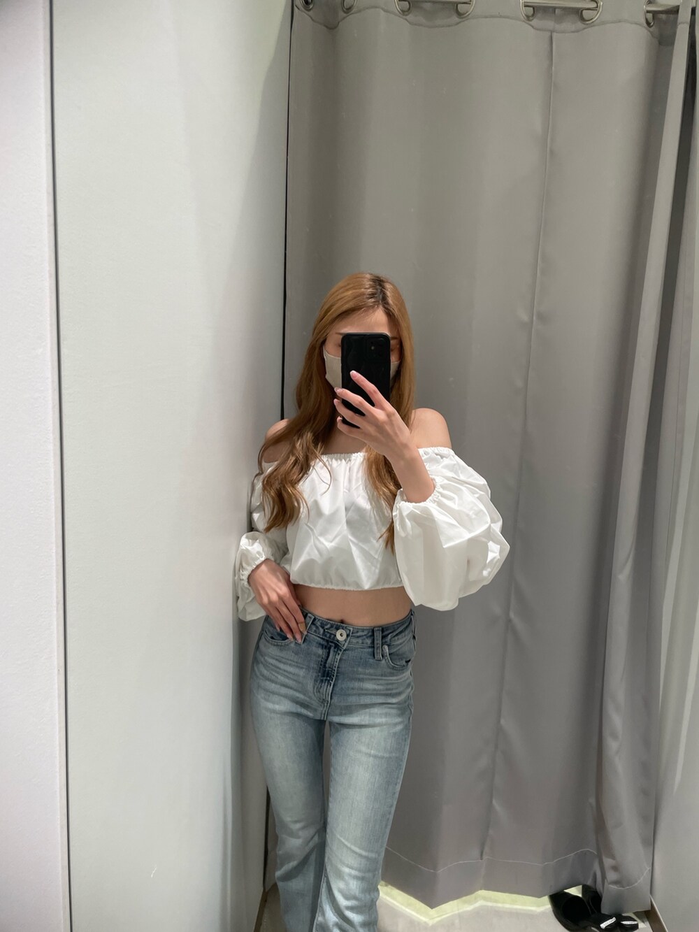 ホワイト系のパンプス、ブルー系のデニムパンツ、ホワイト系のシャツ/ブラウスを着用したレディースの春コーディネートの6枚目の写真