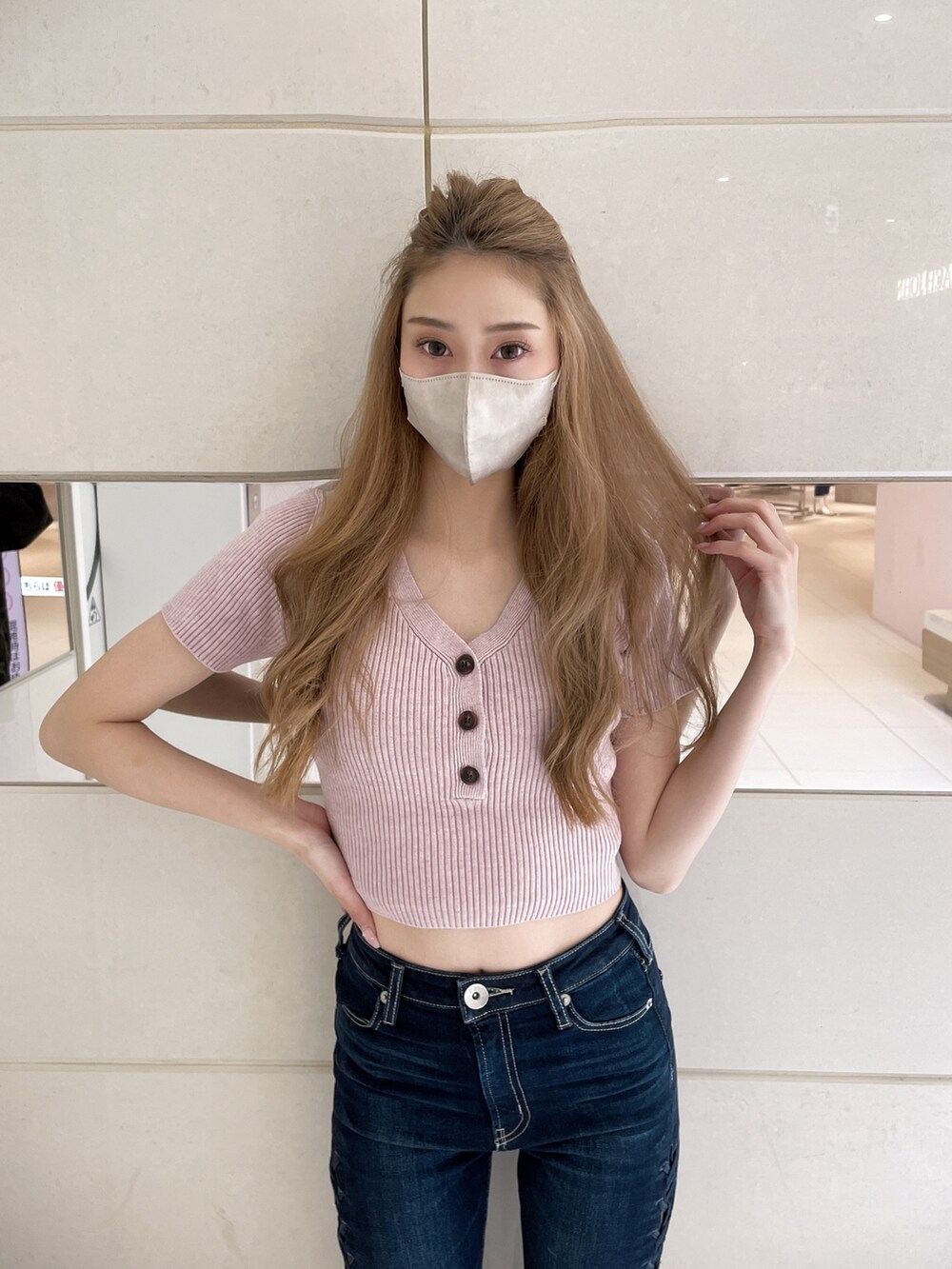 ピンク系のニット/セーター、ブルー系のデニムパンツを着用したレディースの春コーディネートの3枚目の写真