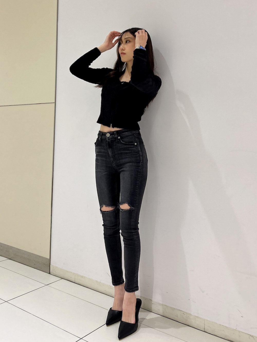 ブラック系のデニムパンツ、ブラック系のパンプス、ブラック系のニット/セーターを着用したレディースの秋コーディネートの2枚目の写真