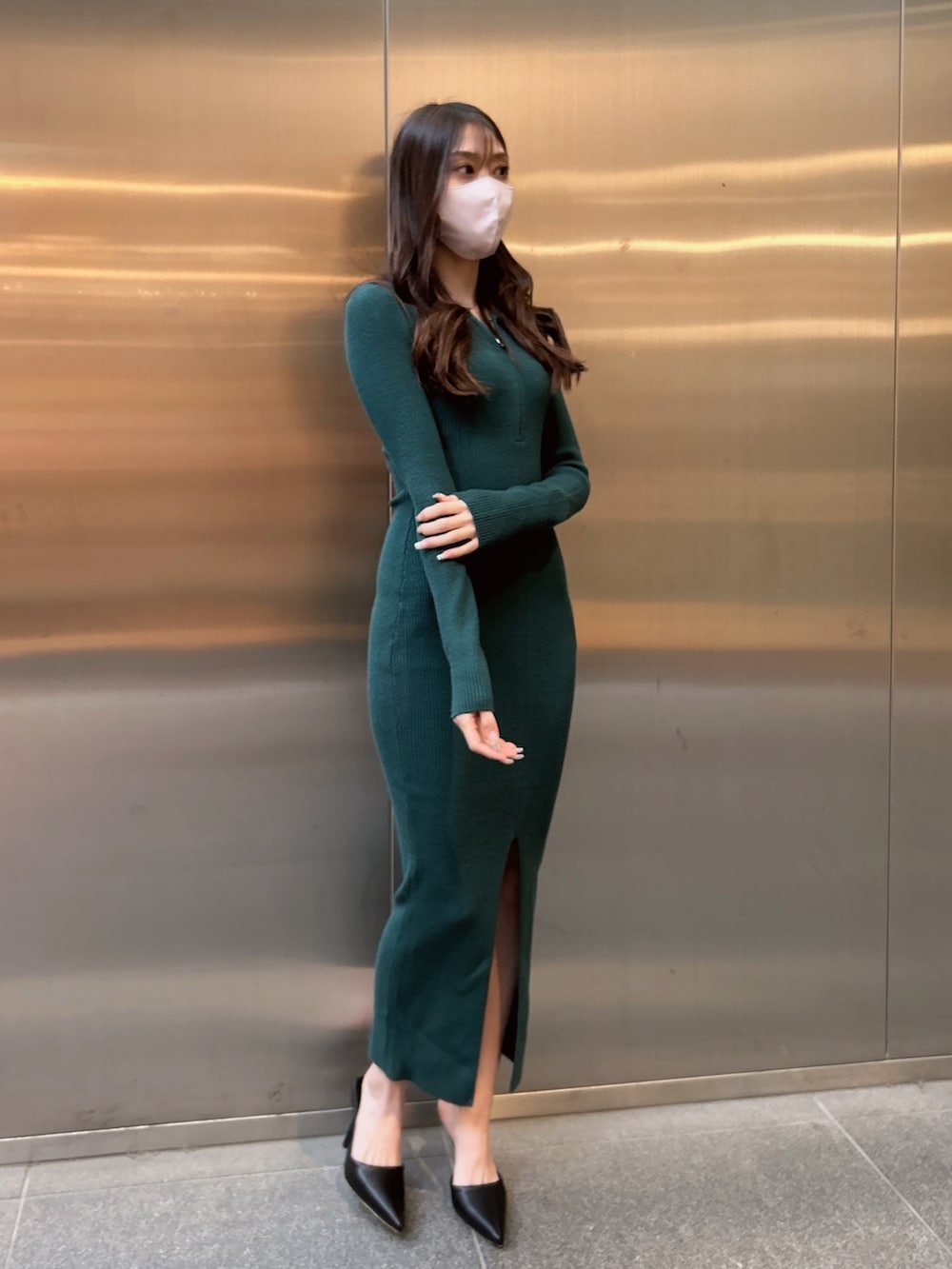 グリーン系のワンピース、ブラック系のパンプスを着用したレディースの秋コーディネートの3枚目の写真