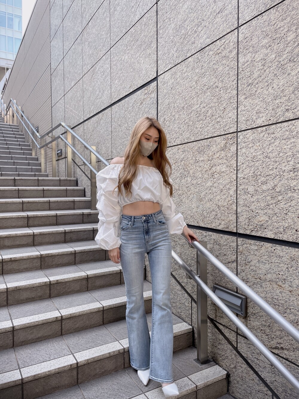 ホワイト系のパンプス、ブルー系のデニムパンツ、ホワイト系のシャツ/ブラウスを着用したレディースの春コーディネートの2枚目の写真