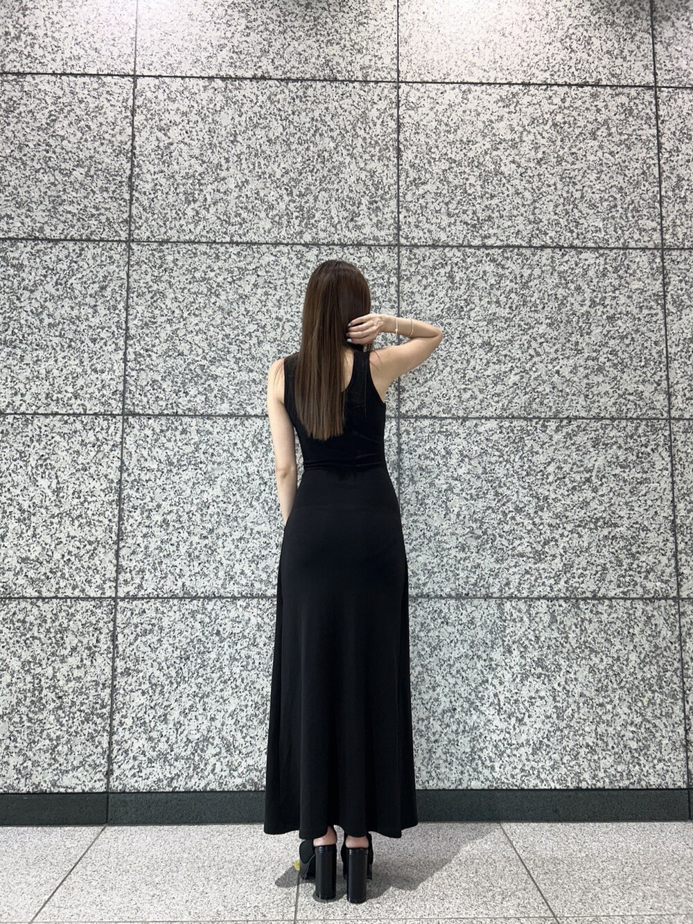 ブラック系のワンピース、ブラック系のブーツを着用したレディースの夏コーディネートの3枚目の写真