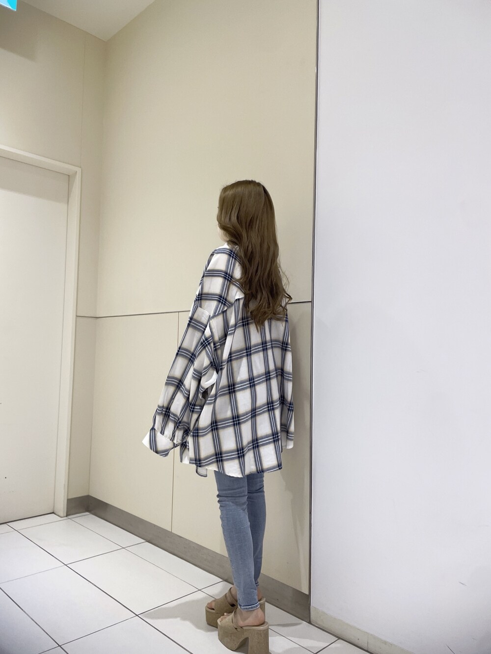 ホワイト系のシャツ/ブラウス、ブラック系のキャミソール、ブルー系のデニムパンツを着用したレディースの春コーディネートの3枚目の写真